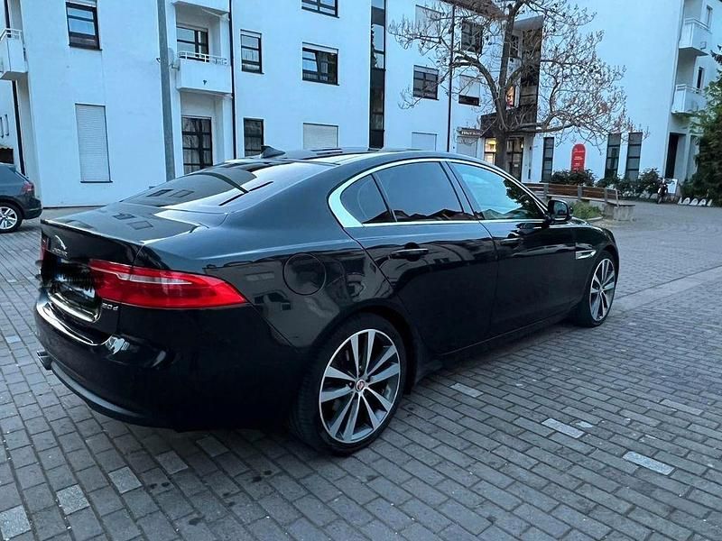 Gebraucht Jaguar XE Portfolio 180 PS (132 kW) 2015 Schwarz Limousine