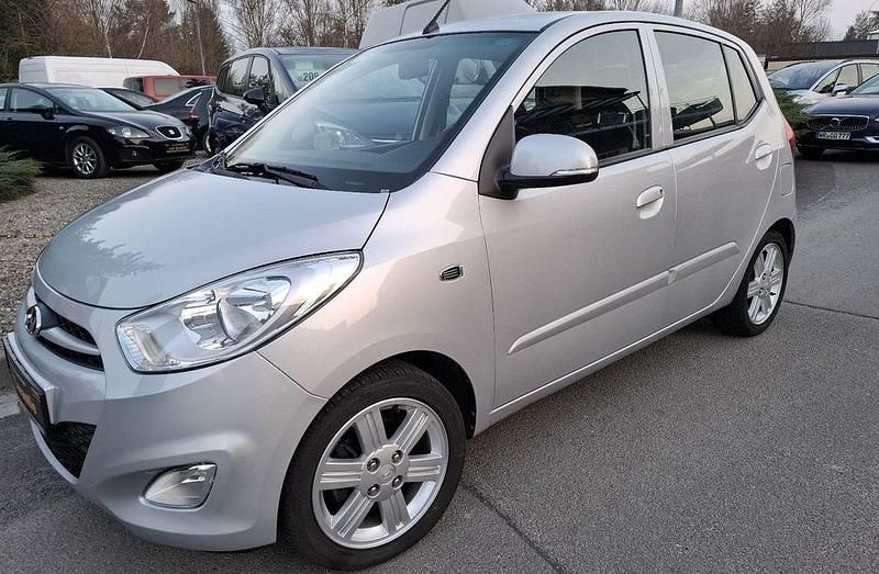Gebraucht Hyundai i10 Edition 69 PS (50 kW) 2012 Silber Kleinwagen