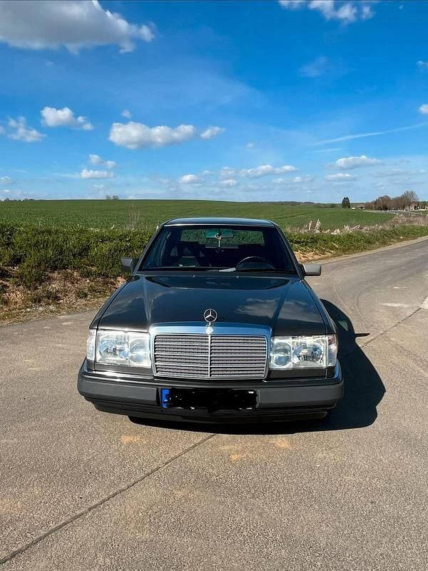 Gebraucht Mercedes E300 147 PS (108 kW) 1992 Braun Limousine