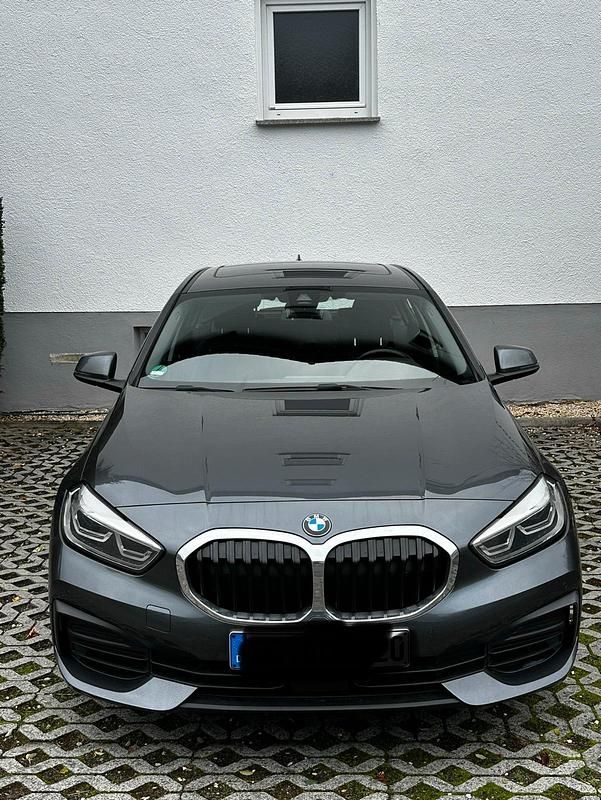 Grau Gebraucht 2020 BMW 118 Luxury Line Kleinwagen | 21.390 € (Etwas zu teuer) - Bild 1/4