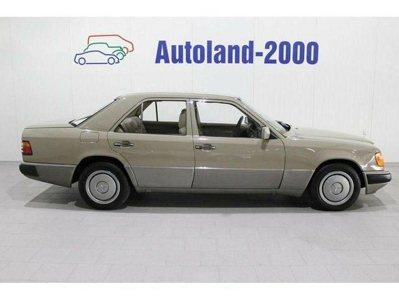 Gebraucht Mercedes E200 118 PS (86 kW) 1990 Pueblobeige Limousine