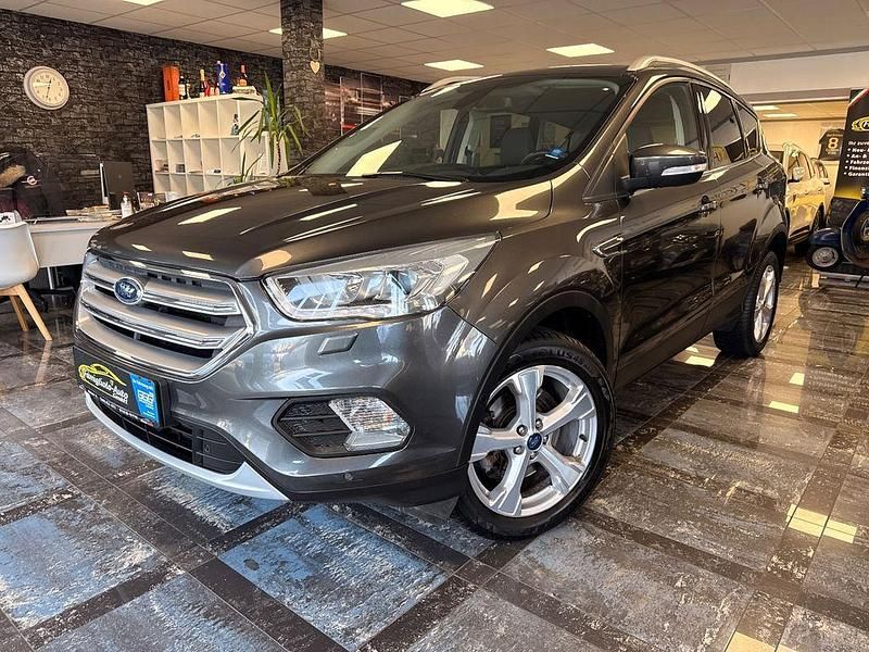 Gebraucht Ford Kuga Titanium 179 PS (131 kW) 2019 Grau SUV