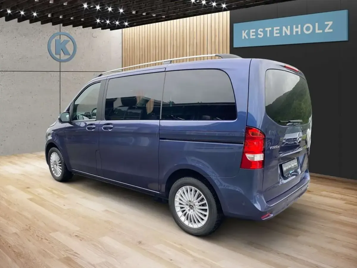 Gebraucht Mercedes V220 163 PS (119 kW) 2025 Sodalithblau met. Van / Kleinbus