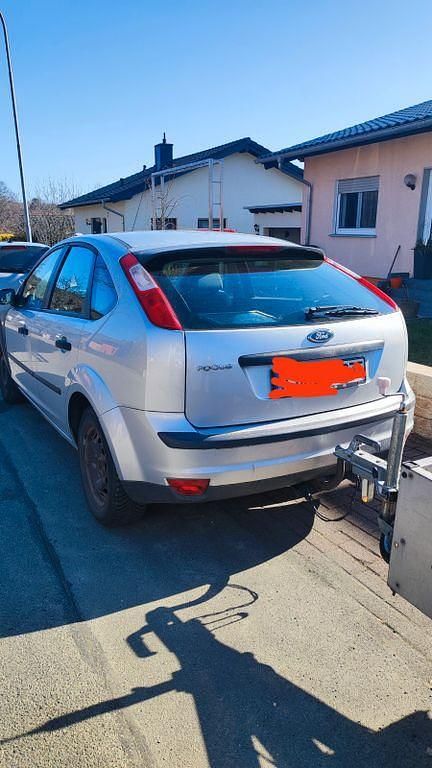 Gebraucht Ford Focus Trend 101 PS (74 kW) 2006 Silber Limousine