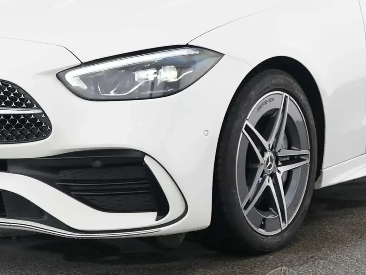 Gebraucht Mercedes C180 AMG 170 PS (125 kW) 2025 Weiß Kombi
