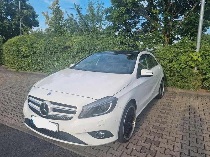Gebraucht Mercedes A180 Style 109 PS (80 kW) 2014 Weiß Limousine