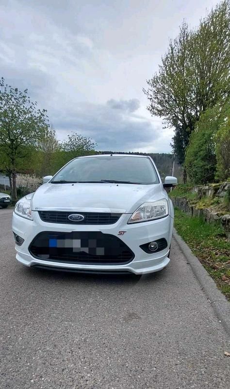 Weiß Gebraucht 2011 Ford Focus ST-Line Limousine | 4.200 € (Teuer) - Bild 1/4