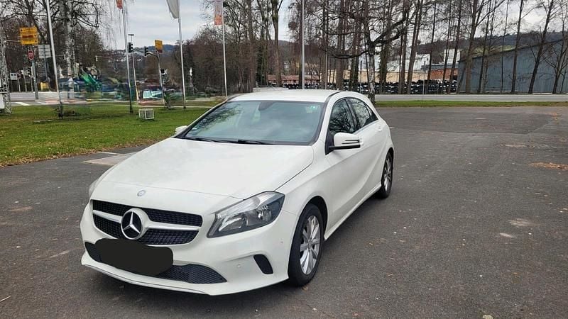 Gebraucht Mercedes A180 109 PS (80 kW) 2016 Weiß Limousine