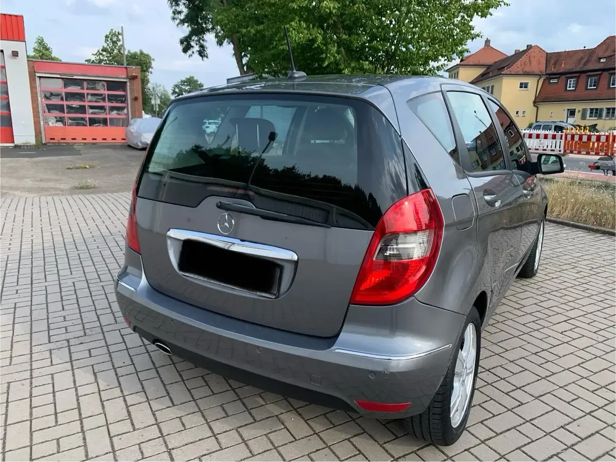 Gebraucht Mercedes A150 95 PS (69 kW) 2011 Grau Kleinwagen
