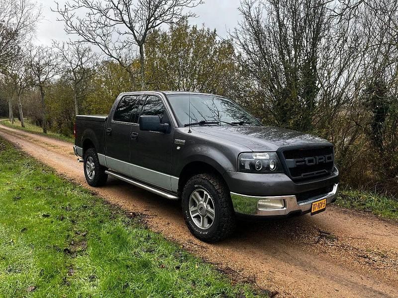 Grau Gebraucht 2004 Ford V8 SUV | 9.950 € - Bild 1/4