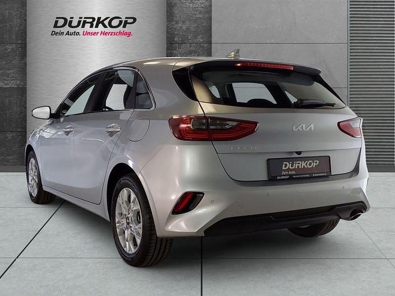 Gebraucht Kia Ceed Comfort 101 PS (74 kW) 2024 (kcs) sparklingsilber met. Kleinwagen