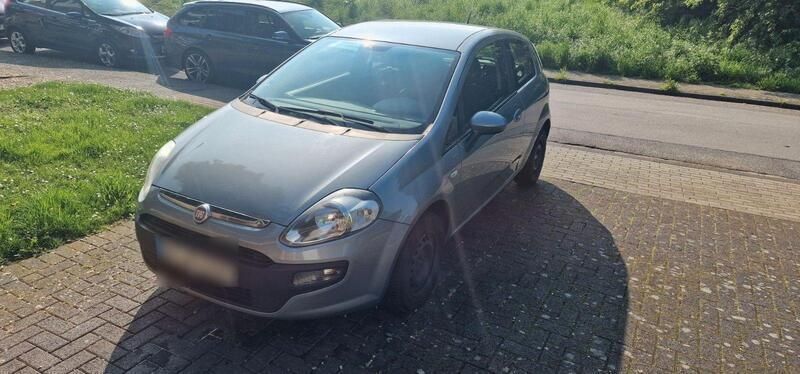 Grau Gebraucht 2012 Fiat Punto Kleinwagen | 2.599 € (Guter Preis) - Bild 1/4