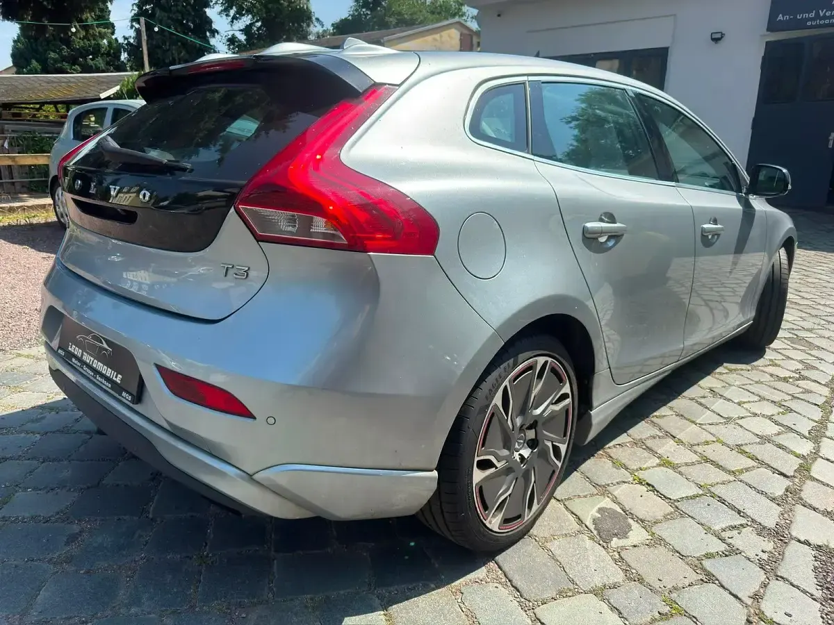 Gebraucht Volvo V40 Momentum 150 PS (110 kW) 2012 Silber Kleinwagen
