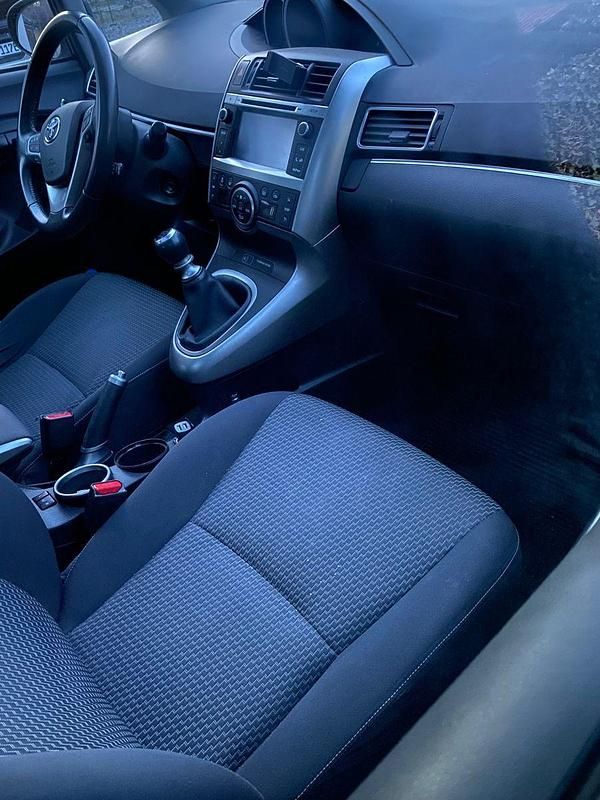 Gebraucht Toyota Verso Skyview Edition 147 PS (108 kW) 2014 Grau Van / Kleinbus