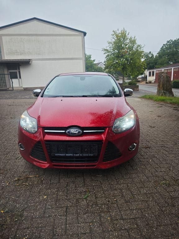 Rot Gebraucht 2011 Ford Focus Titanium Limousine | 3.200 € (Superpreis) - Bild 1/4