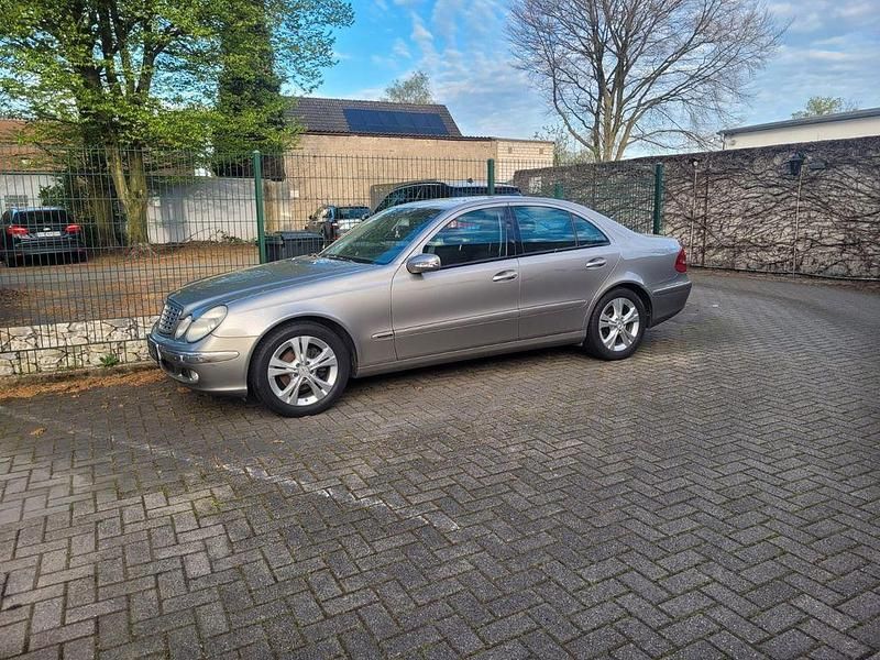 Gebraucht Mercedes E220 150 PS (110 kW) 2003 Silber Limousine