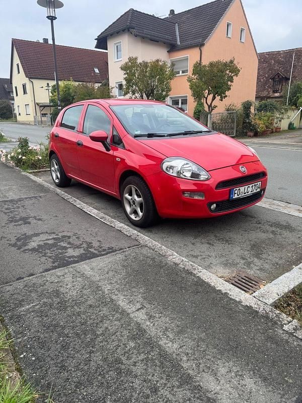 Rot Gebraucht 2016 Fiat Punto Kleinwagen | 3.990 € (Fairer Preis) - Bild 1/4