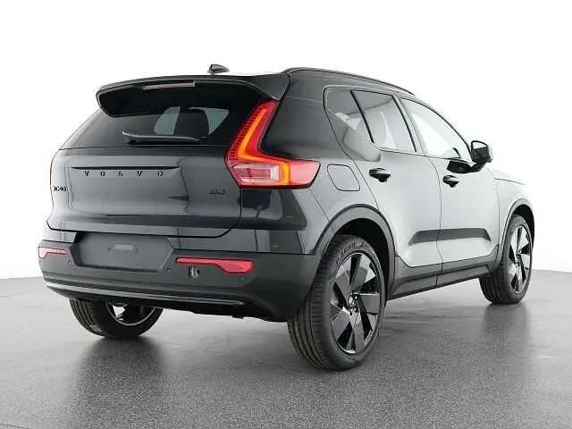 Neu Volvo XC40 Plus 163 PS (119 kW) 2025 Schwarz SUV