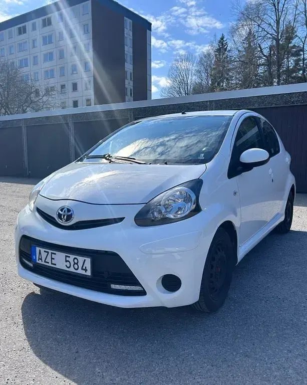 Używany Toyota Aygo 68 KM (50 kW) 2013 Biały Hatchback