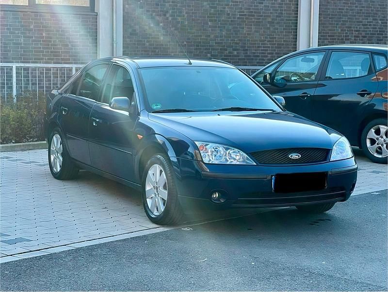 Używany Ford Mondeo Ghia 145 KM (106 kW) 2002 Niebieski Sedan/Limuzyna
