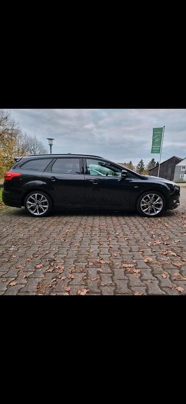 Schwarz Gebraucht 2018 Ford Focus ST-Line Kombi | 10.699 € (Fairer Preis) - Bild 1/4