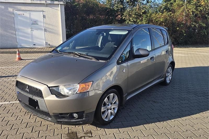 Grau Gebraucht 2010 Mitsubishi Colt Limousine | 2.799 € (Guter Preis) - Bild 1/4