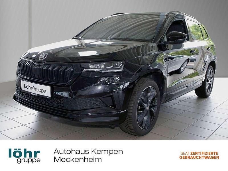 Schwarzmagic perleffekt Gebraucht 2024 Skoda Karoq SportLine SUV | 34.490 € (Fairer Preis) - Bild 1/4