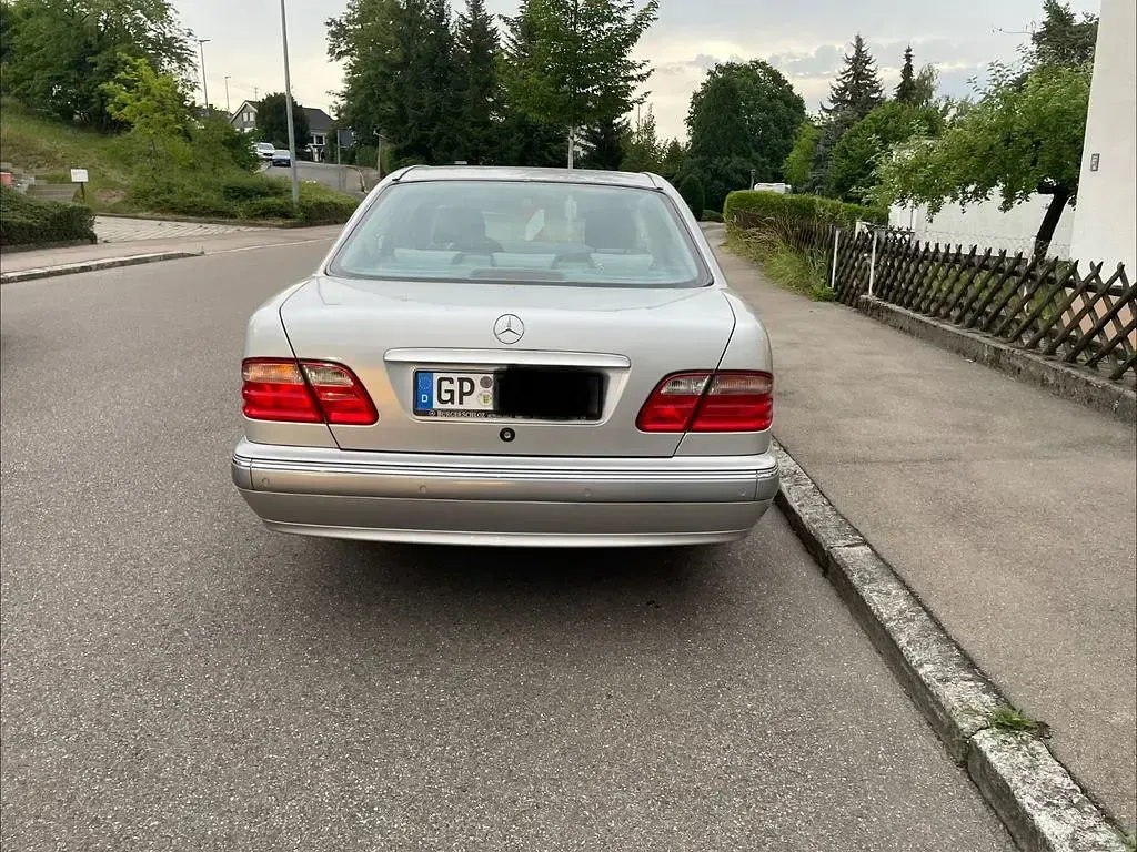 Gebraucht Mercedes E280 Avantgarde 204 PS (150 kW) 2000 Silber Limousine