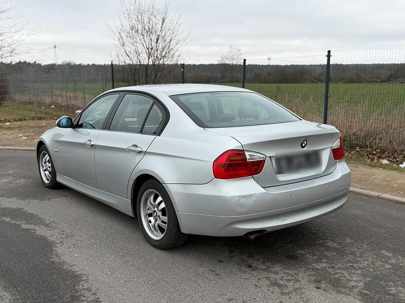 Gebraucht BMW 318 129 PS (94 kW) 2007 Silber Limousine