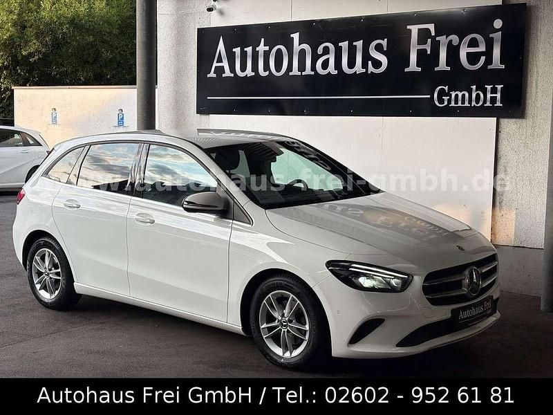 Weiß Gebraucht 2020 Mercedes B180 Style Van / Kleinbus | 18.990 € (Guter Preis) - Bild 1/3