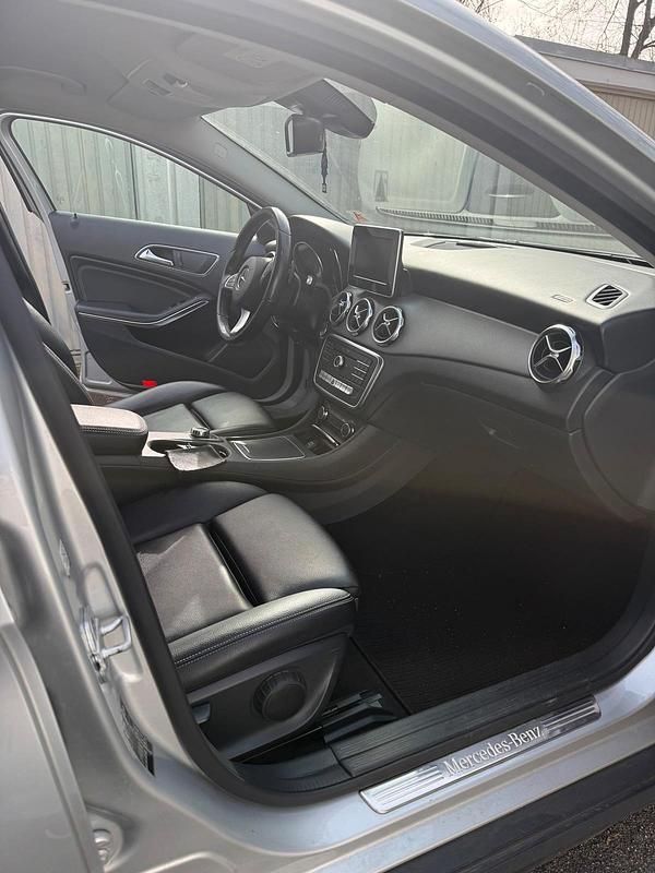 Usata Mercedes GLA200 156 CV (114 kW) 2017 Argento SUV