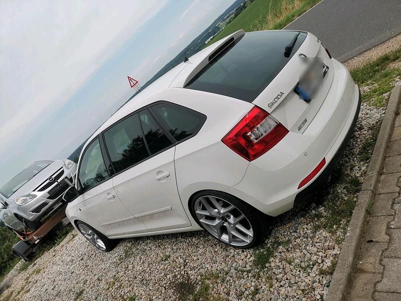 Gebraucht Skoda Rapid 105 PS (77 kW) 2014 Weiß Kleinwagen