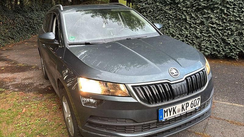 Grau Gebraucht 2018 Skoda Karoq Ambition SUV | 17.500 € (Superpreis) - Bild 1/4