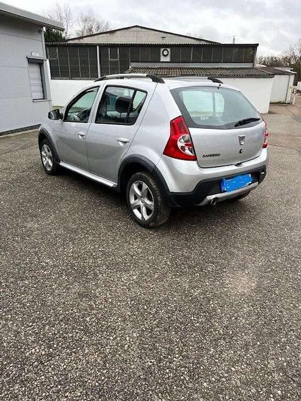 Gebraucht Dacia Sandero Stepway 84 PS (61 kW) 2012 Platingrau Kleinwagen