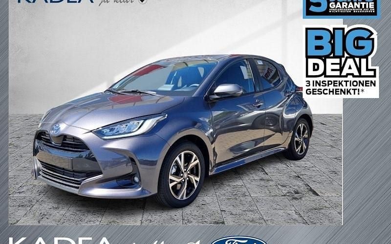 Grau Neu 2025 Toyota Yaris Hybrid Limousine | 22.290 € (Guter Preis) - Bild 1/4