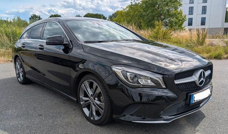 Schwarz Gebraucht 2018 Mercedes CLA200 Shooting Brake Urban Kombi | 17.800 € (Superpreis) - Bild 1/4