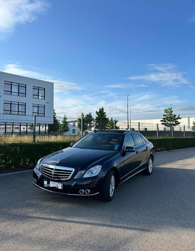 Blau Gebraucht 2010 Mercedes E350 Limousine | 16.500 € (Teuer) - Bild 1/4