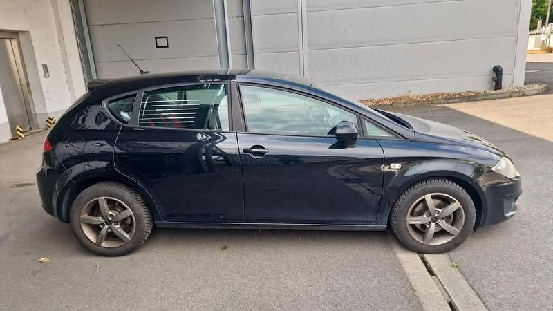 Schwarz Gebraucht 2011 Seat Leon Limousine | 1.600 € (Superpreis) - Bild 1/4