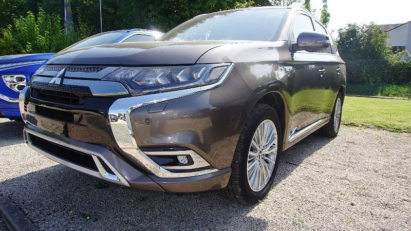 Braun Gebraucht 2019 Mitsubishi Outlander P-HEV Top SUV | 18.500 € (Fairer Preis) - Bild 1/4