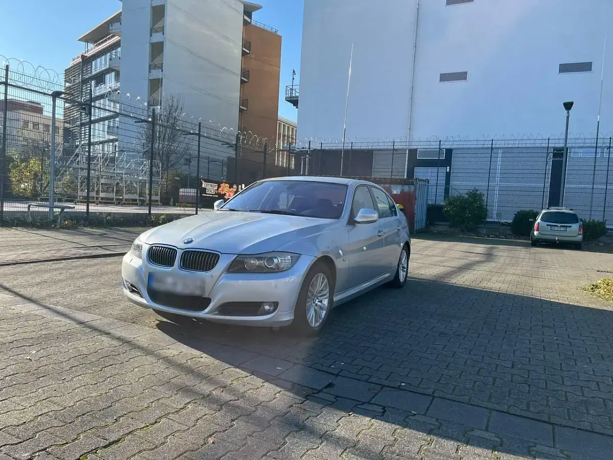 Gebraucht BMW 325 218 PS (160 kW) 2009 Silber Limousine