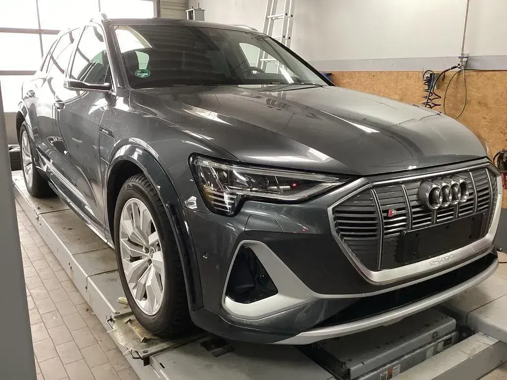 Gebraucht Audi e-tron Ambiente 369 kW (503 PS) 2023 Daytonagrau perleffekt SUV