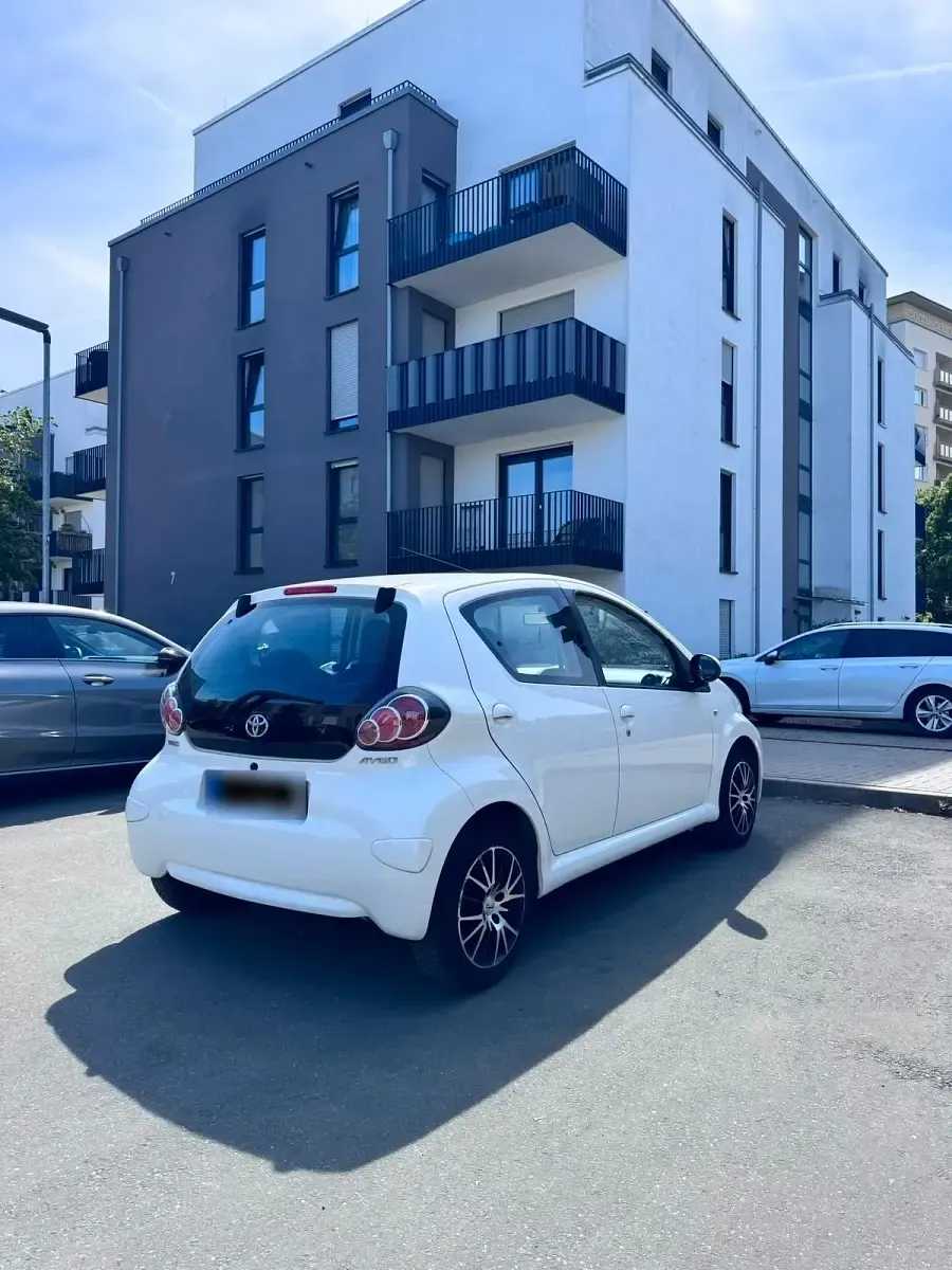 Gebraucht Toyota Aygo 68 PS (50 kW) 2013 Weiß Kleinwagen