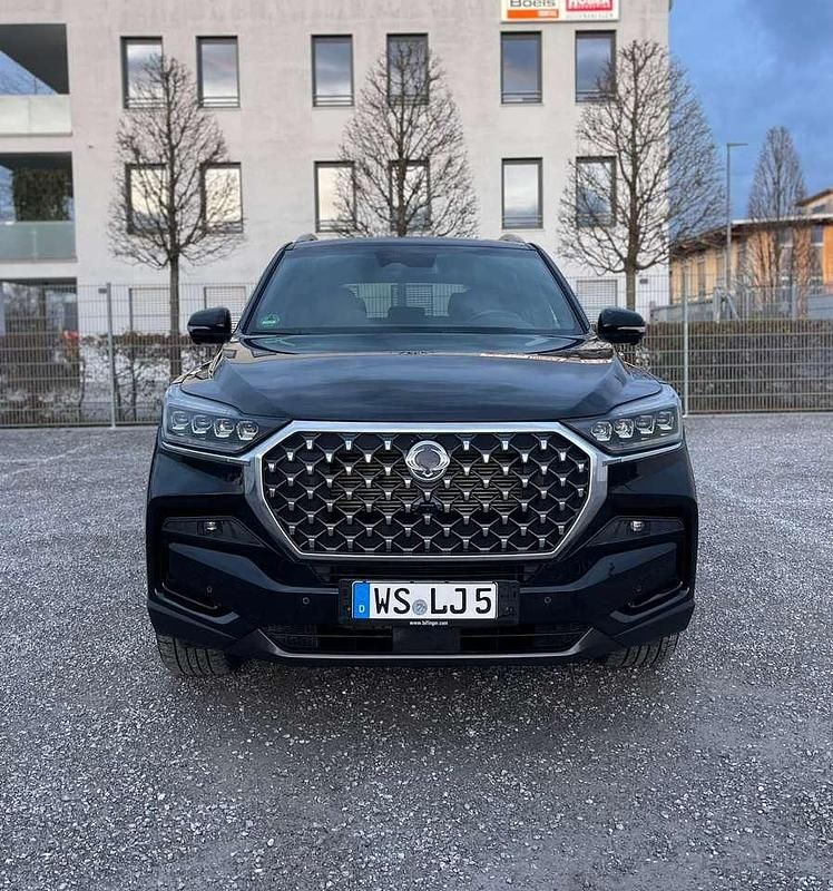 Schwarz Gebraucht 2023 Ssangyong (KGM) Rexton Sapphire SUV | 31.000 € - Bild 1/4