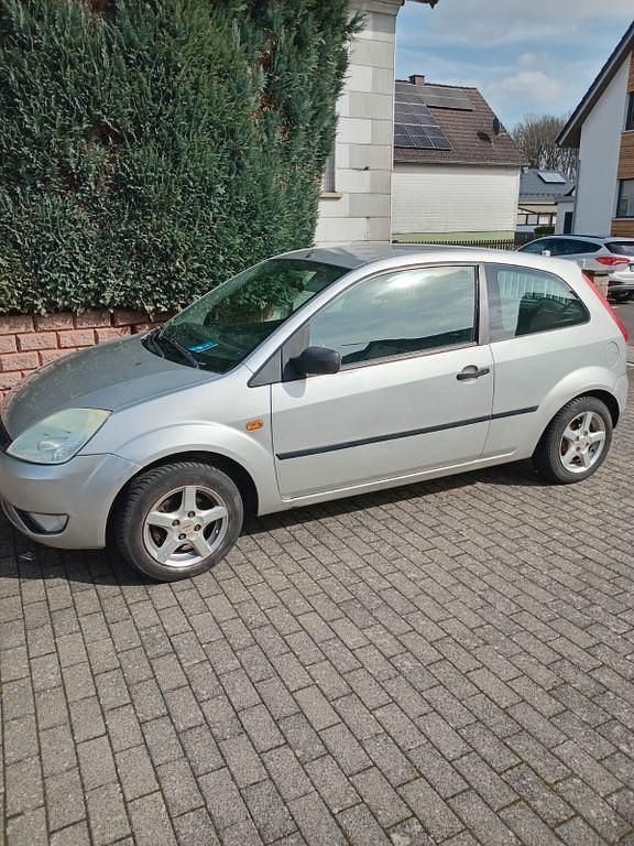 Gebraucht Ford Fiesta Trend 80 PS (58 kW) 2004 Silber Kleinwagen