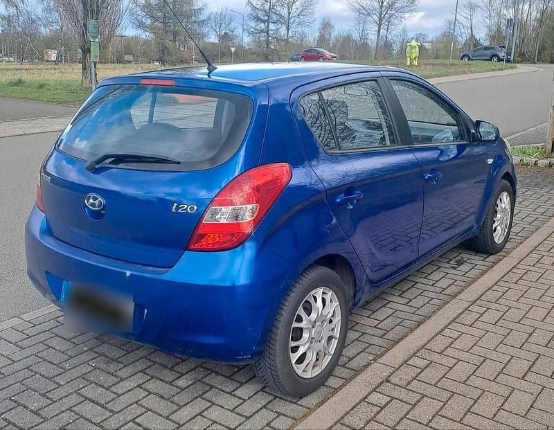 Gebraucht Hyundai i20 77 PS (56 kW) 2011 Blau Kleinwagen