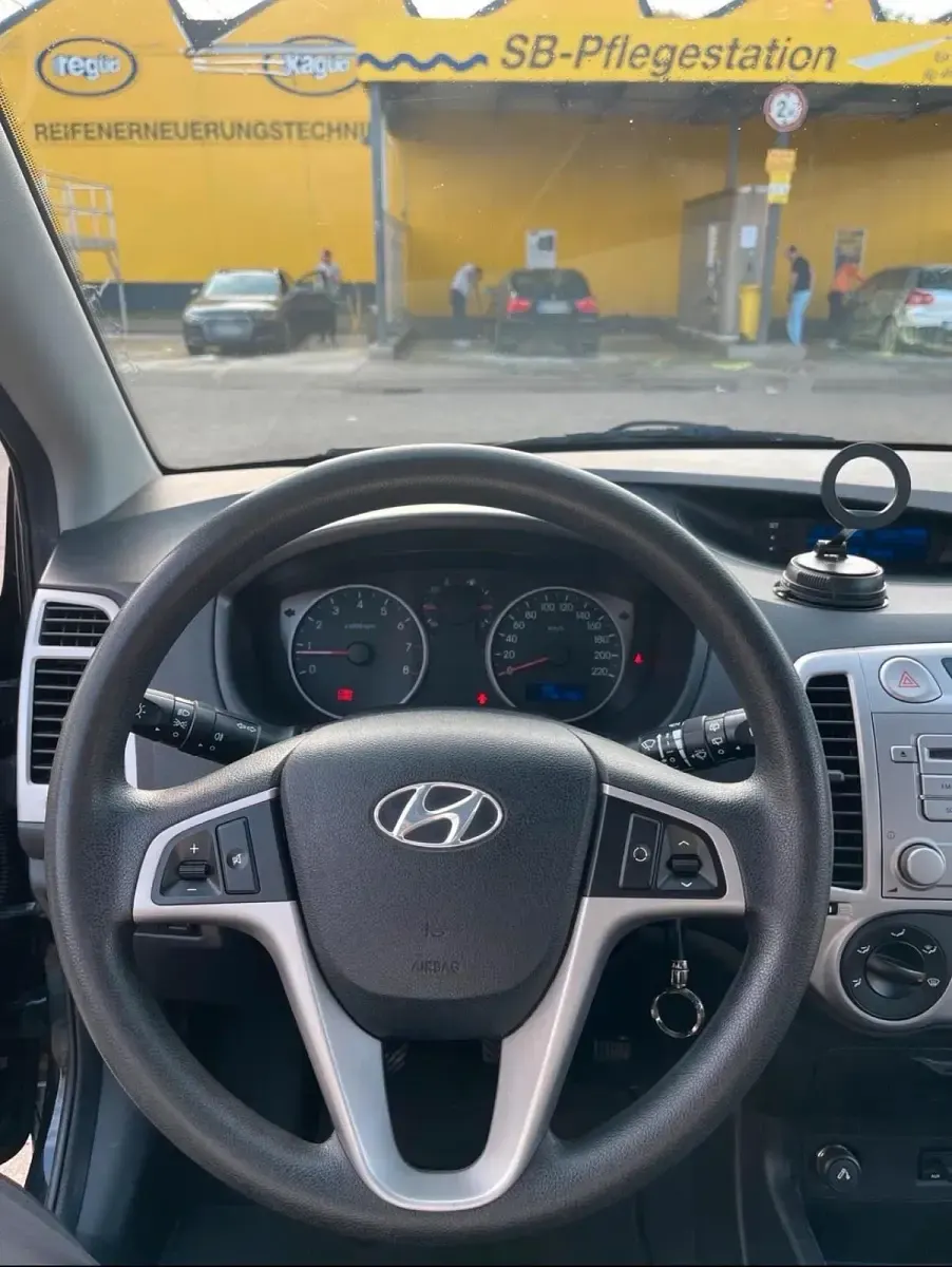 Gebraucht Hyundai i20 77 PS (56 kW) 2011 Schwarz Kleinwagen
