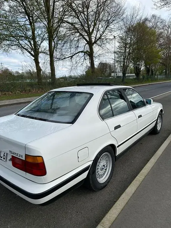 Używany BMW 520 150 KM (110 kW) 1990 Biały Sedan/Limuzyna