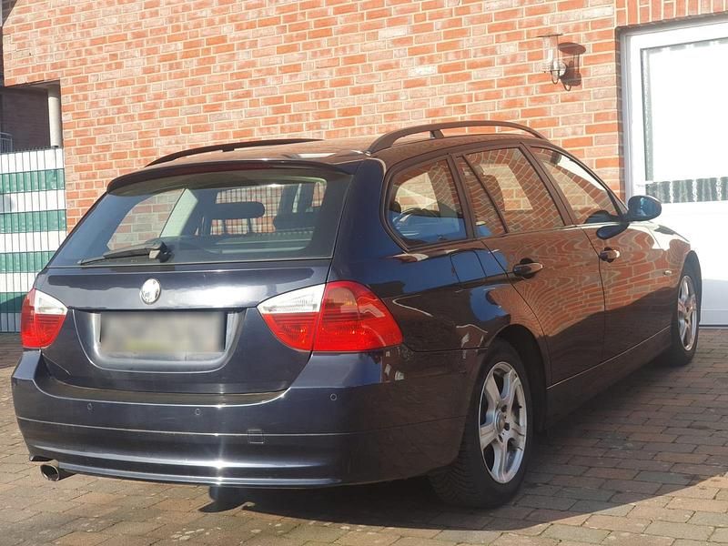 Gebraucht BMW 320 177 PS (130 kW) 2009 Blau Kombi