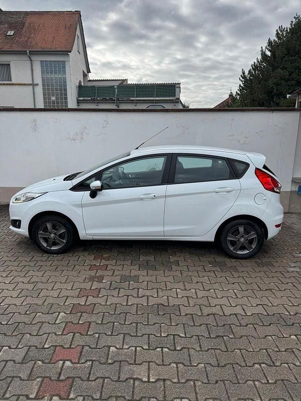 Gebraucht Ford Fiesta Trend 60 PS (44 kW) 2016 Weiß Kleinwagen