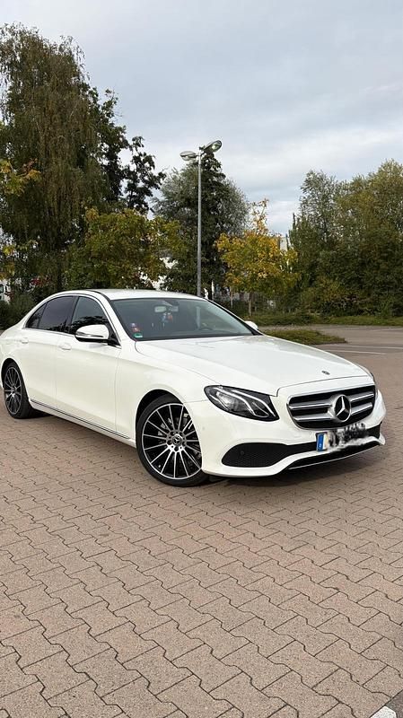 Weiß Gebraucht 2017 Mercedes E200 Limousine | 26.000 € (Fairer Preis) - Bild 1/4